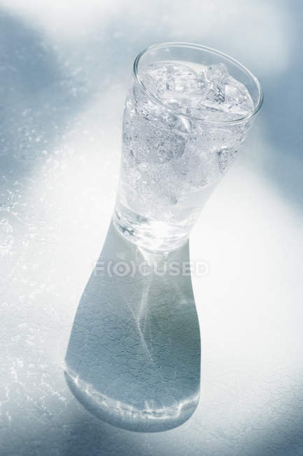 Bicchiere di acqua minerale con cubetti di ghiaccio — Foto stock