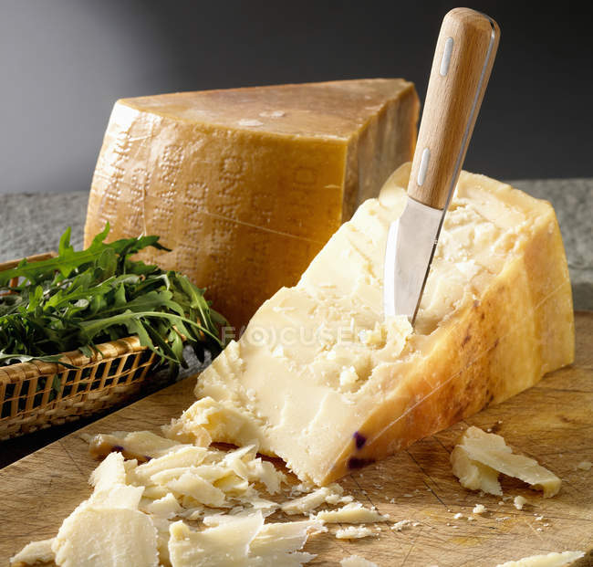 Пармезан с ножом для сыра — стоковое фото