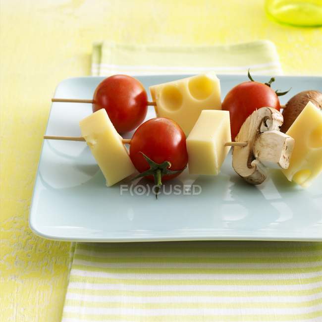 Cheese and vegetable kebabs — Stock Photo