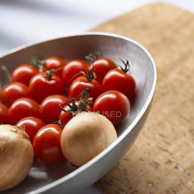 Cocktail tomatoes and onions — Stock Photo