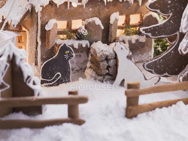 Gingerbread house with animals — Stock Photo