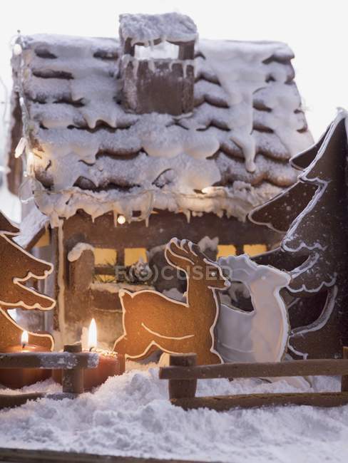 Пряниковий будинок з оленями — стокове фото