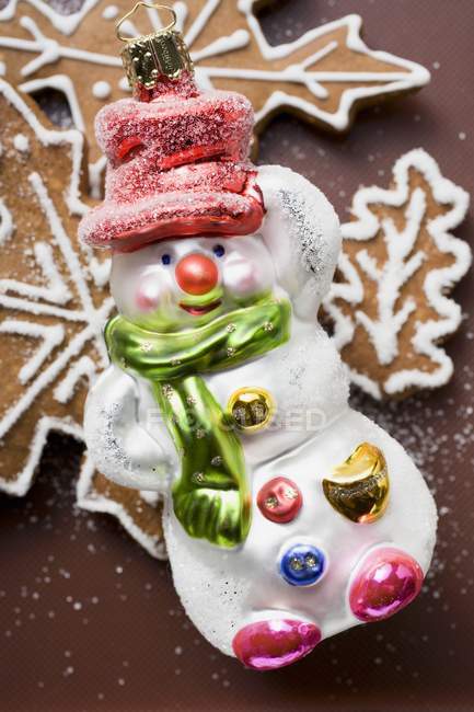 Рождественское печенье и фигурка Снеговика — стоковое фото