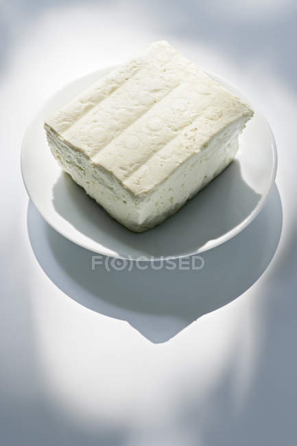 Pezzo di tofu sul piatto — Foto stock