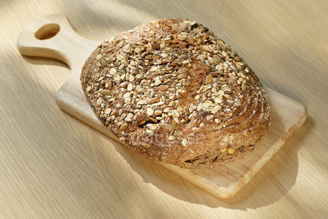 Pão integral cozido no forno fresco — Fotografia de Stock
