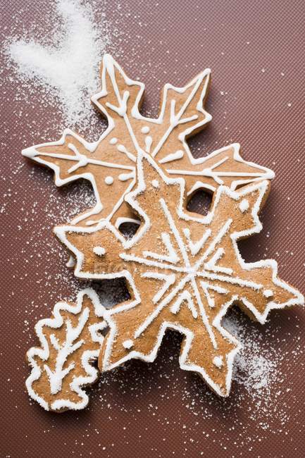 Lebkuchen Schneeflocken und Blatt — Stockfoto