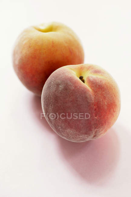 Два стиглі персики — стокове фото