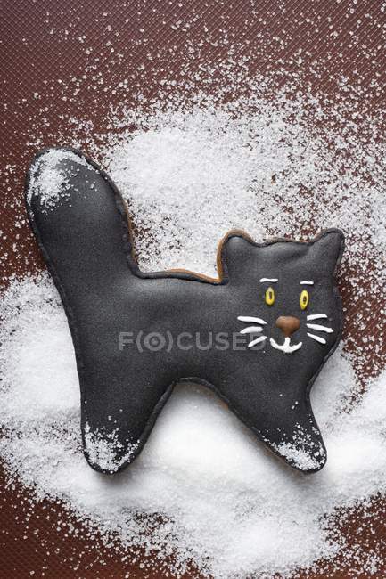 Schwarze Lebkuchenkatze auf braun — Stockfoto