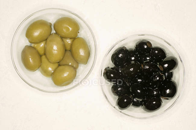 Schwarze und grüne Oliven — Stockfoto