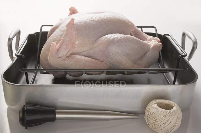 Курица в олове для жарки — стоковое фото