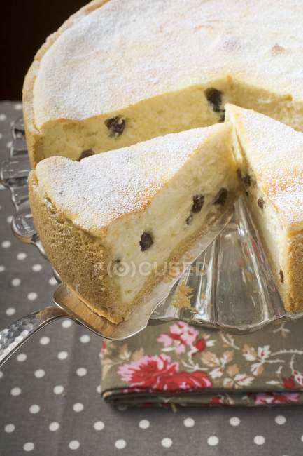 Sliced Quark cake with raisins — Stock Photo