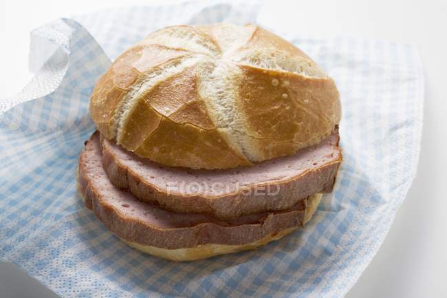Fatias de rolo de carne de Leberkse em pão — Fotografia de Stock