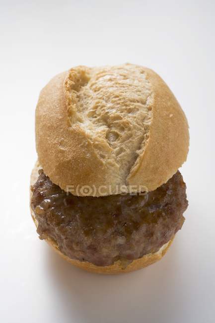 Бургер в хлебном рулете — стоковое фото