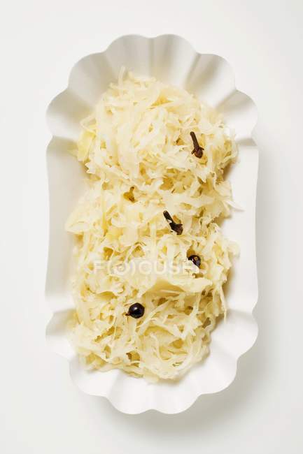 Choucroute dans un plat en papier d'en haut sur une assiette blanche — Photo de stock