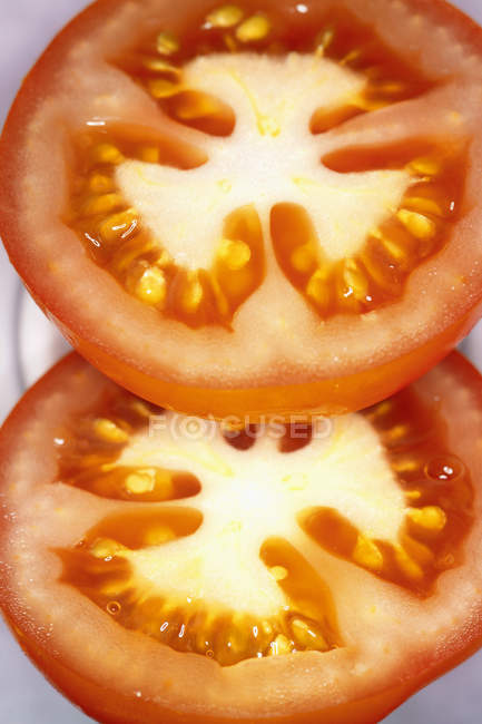 Dos rebanadas de tomate - foto de stock