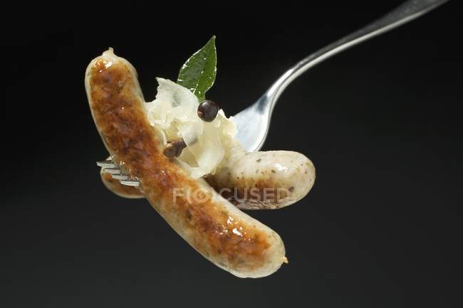 Würstchen mit Sauerkraut auf Gabel — Stockfoto