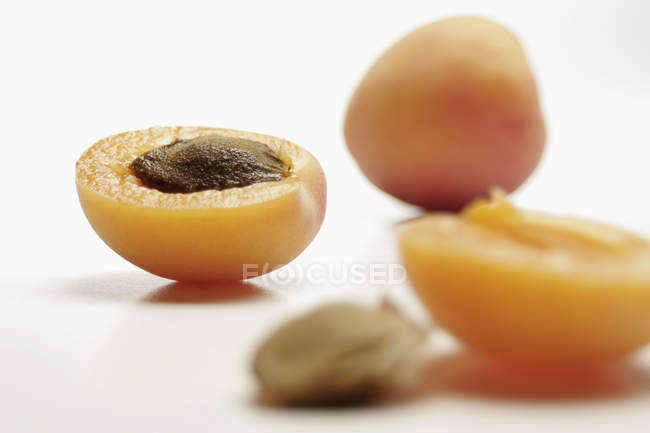 Свіжого абрикосу з половин — стокове фото