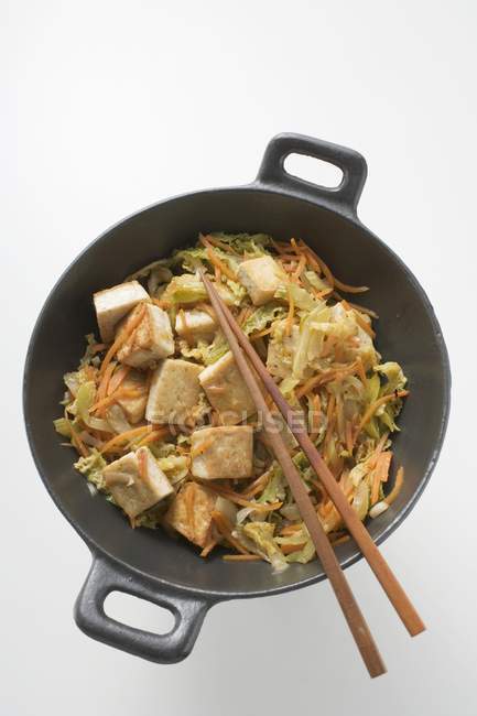 Tofu com legumes em wok — Fotografia de Stock