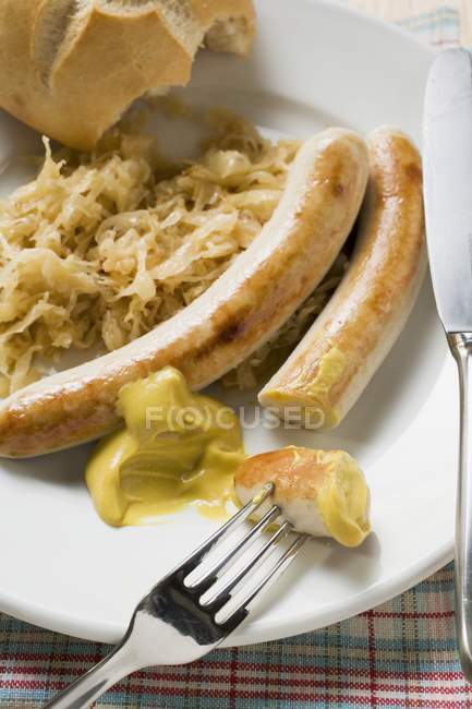 Salsicce con crauti e senape — Foto stock
