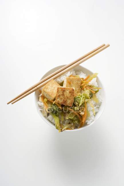 Tofu con verduras fritas - foto de stock