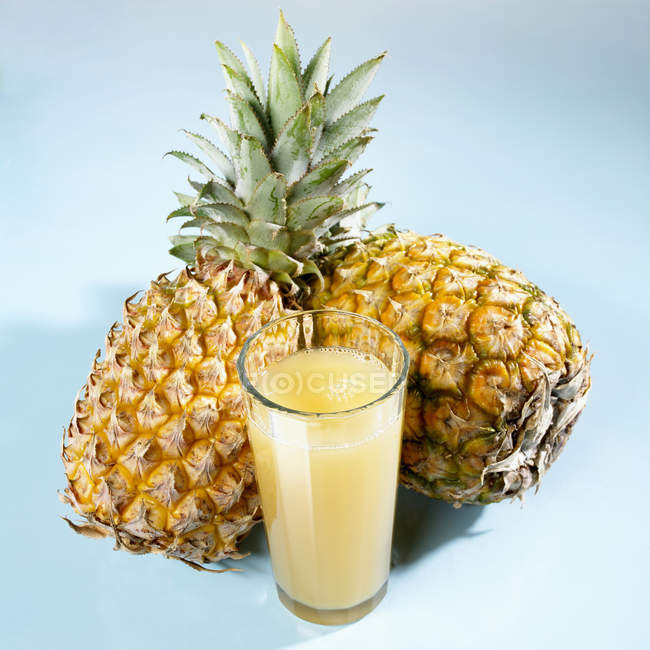 Стакан ананасового сока — стоковое фото