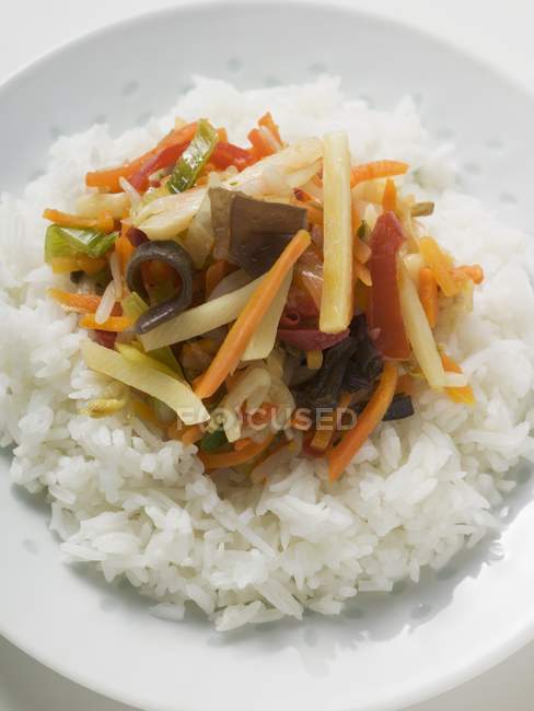 Arroz con verduras asiáticas - foto de stock