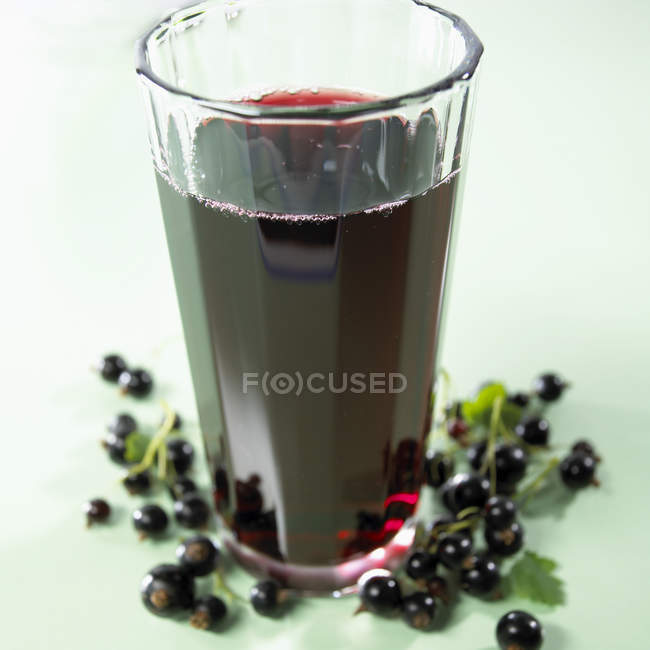 Bicchiere di succo di ribes nero — Foto stock