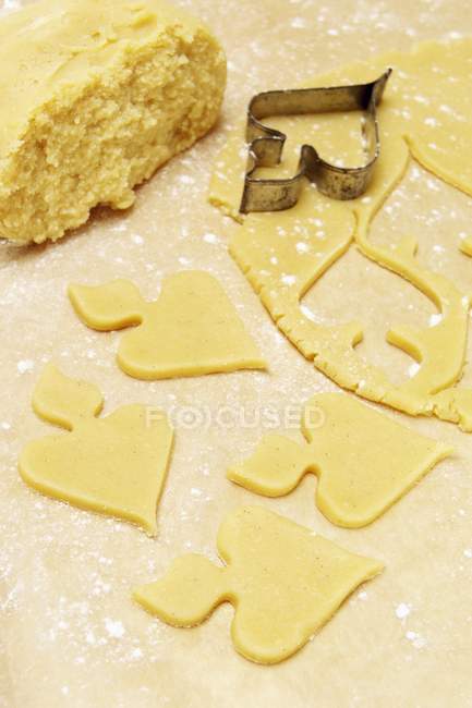 Primo piano vista dei biscotti crudi tagliati con pasta e tagliabiscotti — Foto stock