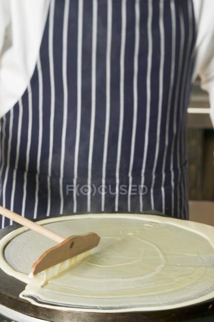 Pfannkuchenmischung auf Herdplatte — Stockfoto