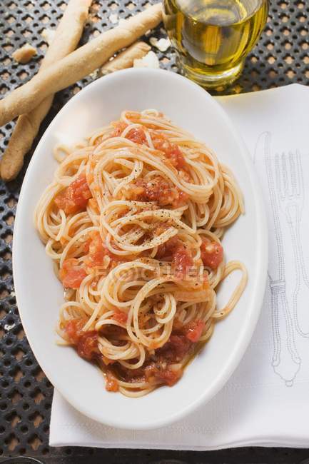 Spaghetti mit Tomatensauce und Grissini — Stockfoto