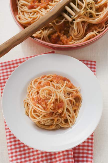 Espaguete com molho de tomate no prato — Fotografia de Stock