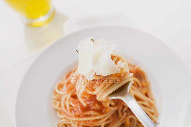 Spaghetti mit Tomatensauce und Parmesan — Stockfoto