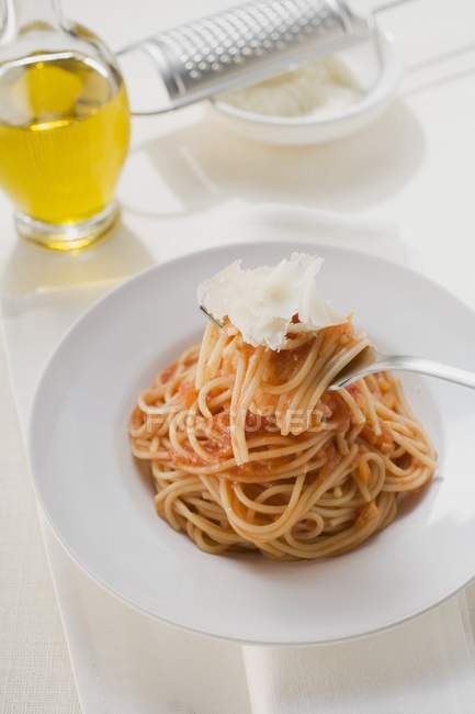 Spaghetti à la sauce tomate et parmesan — Photo de stock
