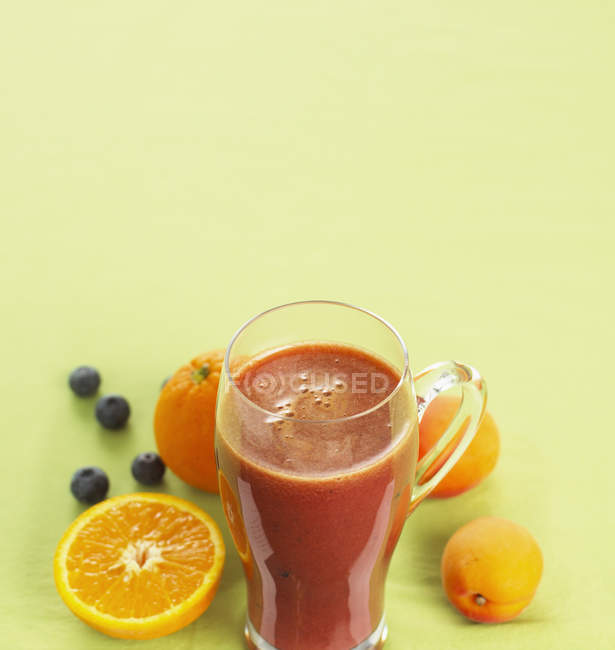 Jus de fruits frais dans une tasse en verre — Photo de stock