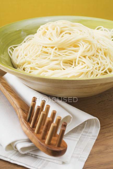 Приготовленные спагетти в миске — стоковое фото