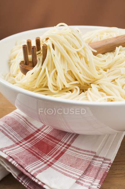 Приготовлені спагетті в мисці — стокове фото