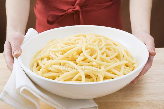 Woman holding bowl of macaroni — Stock Photo