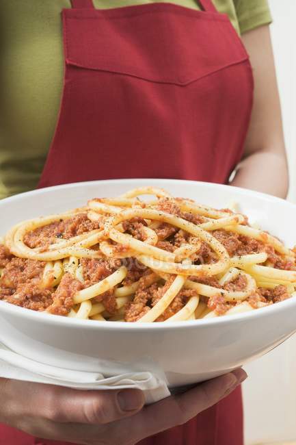 Woman holding bowl of macaroni — Stock Photo