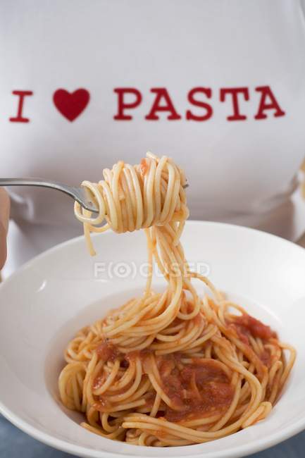 Frau isst Spaghetti mit Tomatensauce — Stockfoto