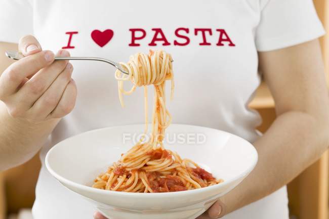 Frau isst Spaghetti mit Tomatensauce — Stockfoto