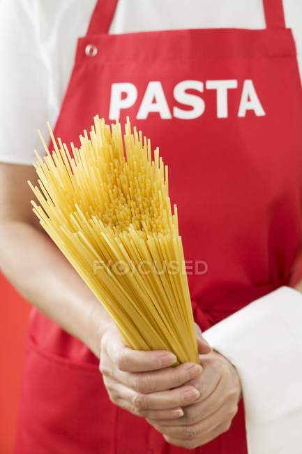 Mulher segurando pacote de espaguete — Fotografia de Stock