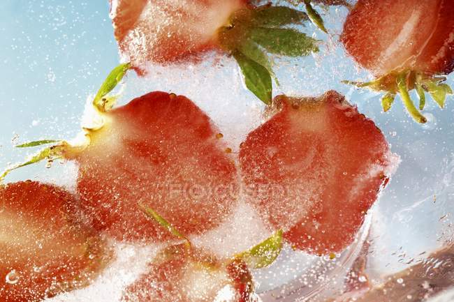 Gefrorene Erdbeerhälften — Stockfoto
