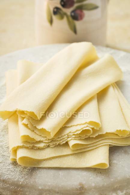 Раскатала тесто для макарон — стоковое фото