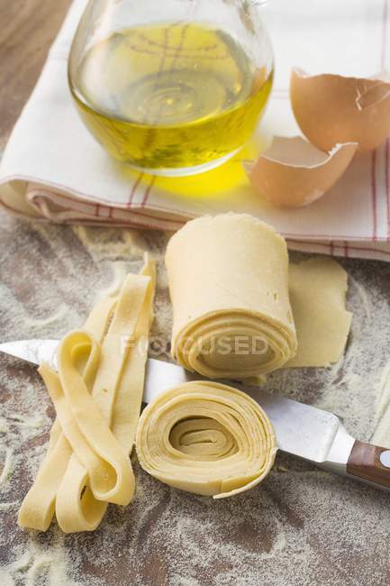 Pasta fatta in casa nastro sul tavolo — Foto stock