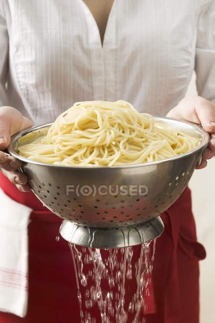 Draining cooked spaghetti — Stock Photo