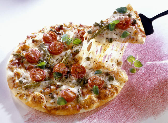 Pizza con verduras y queso - foto de stock