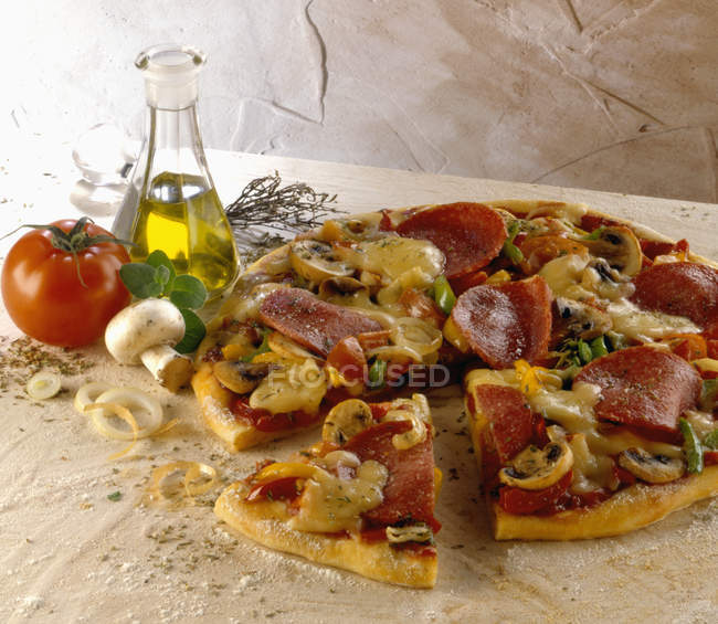 Pizza cuite au four capricciosa — Photo de stock