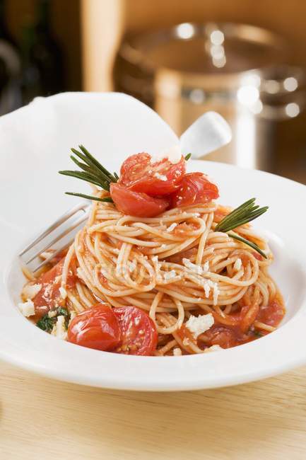 Massa de espaguete com tomate e alecrim — Fotografia de Stock