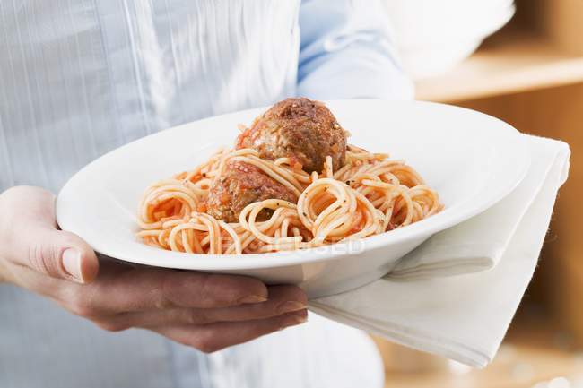 Женщина с тарелкой спагетти — стоковое фото
