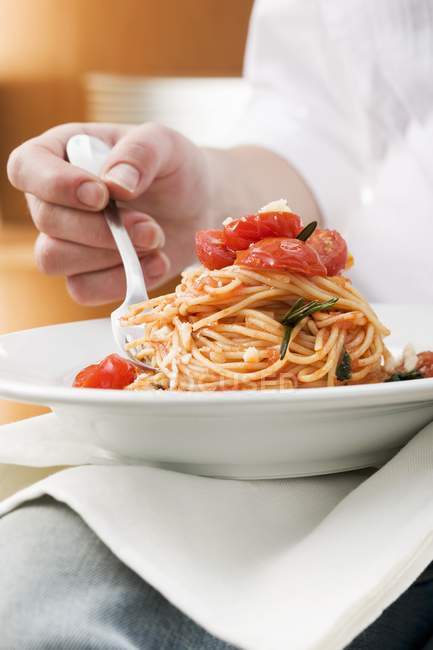 Pasta de espagueti con tomates y romero - foto de stock